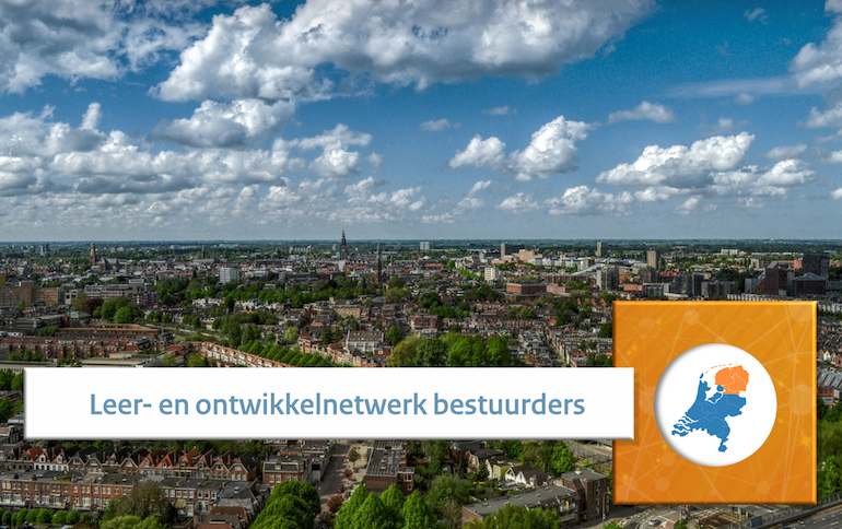 Beeld van de skyline van Groningen met daarbij de tekst 'Leer- en ontwikkelnetwerk bestuurders'