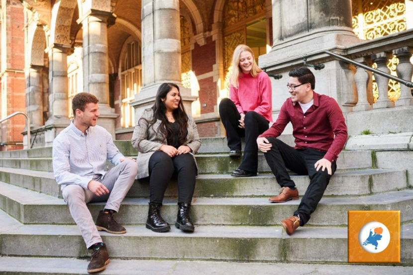 Beeld van een aantal lachende studenten